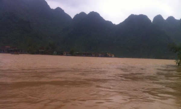 Mưa lớn, đường phố Phong Nha - Kẻ Bàng bị ngập lụt